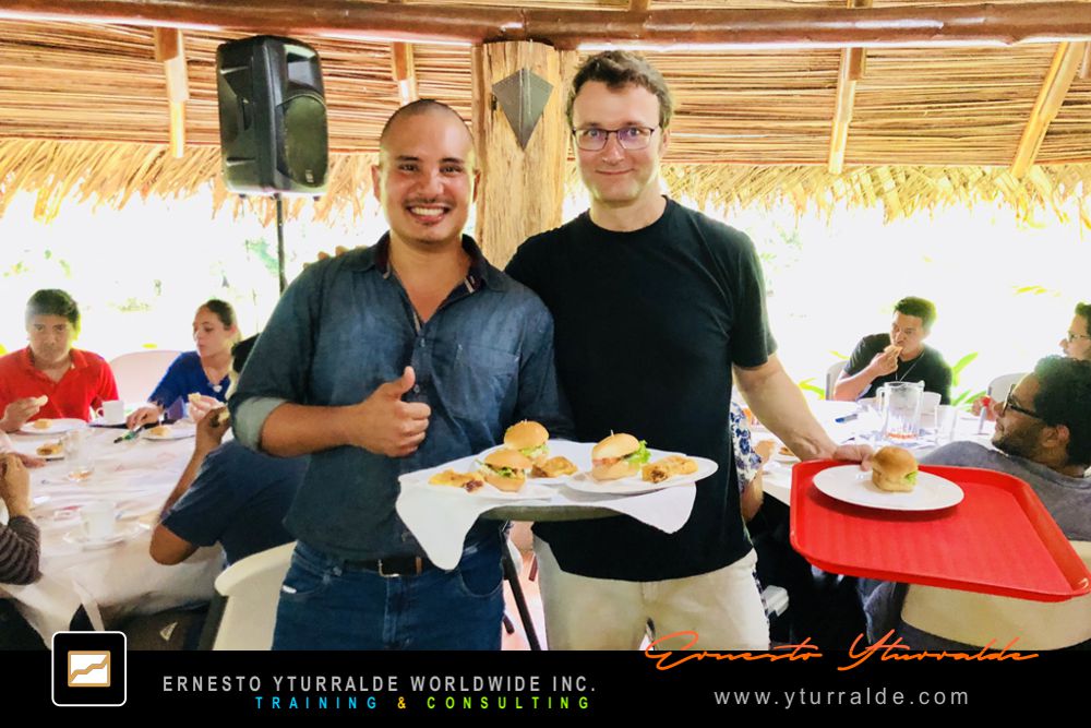 Facilitación profesional de World Café para crear acuerdos compartidos | Ernesto Yturralde Worldwide Inc.